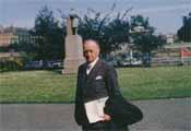 MacGreevy pictured outside the National Gallery
